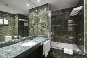 luxury-bathroom-in-green-marble-decoraton-hotel