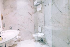 white-marble-hotel-bathroom